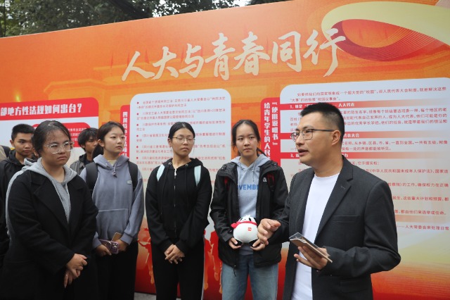 刘沈厅向学生讲述履职故事。葛仁鑫摄。.JPG 刘沈厅向学生讲述履职故事。葛仁鑫摄。.JPG