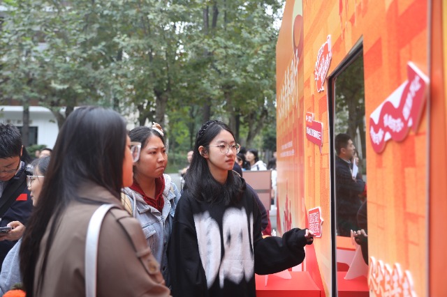 四川师范大学学生现场答题。葛仁鑫摄。.JPG 四川师范大学学生现场答题。葛仁鑫摄。.JPG