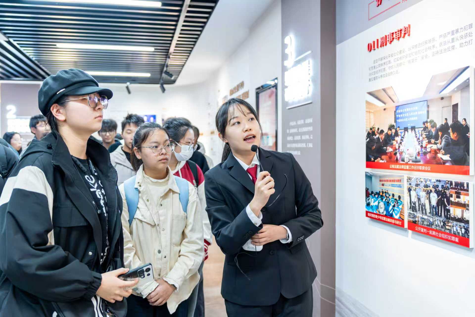 宁波职业技术大学学生参观宁波市北仑区人民法院 学校供图.jpg 宁波职业技术大学学生参观宁波市北仑区人民法院 学校供图.jpg