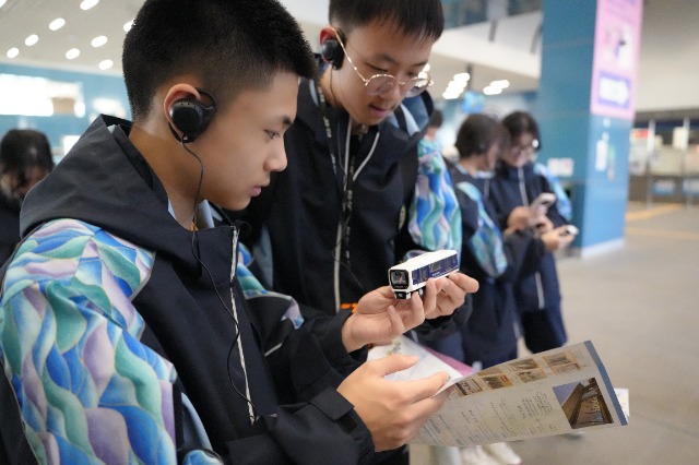 宁波市职业技术教育中心学校学生查看澳门轻轨模型 学校供图.JPG