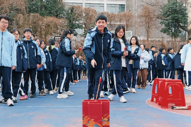 宁波正始中学学生体验“射艺”传统体育项目 学校供图.jpg