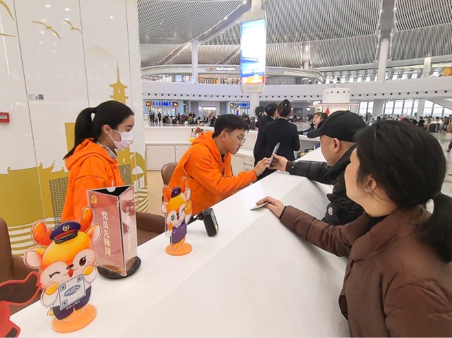 东华大学“小甜橙”在志愿服务中。学校供图