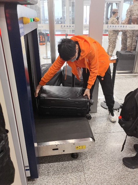 东华大学“小甜橙”在志愿服务中。学校供图