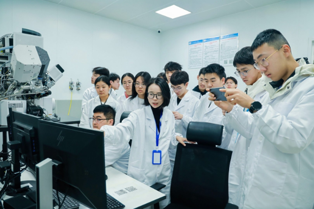 学员参观皮米电镜中心 海南大学供图.png