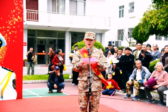 谭明作为新兵代表上台发言.jpg 谭明作为新兵代表上台发言.jpg