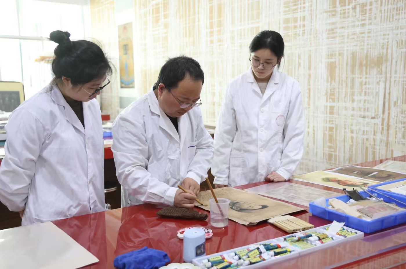 宁波财经学院“我为烈士修遗物”师生团队正在修复烈士画像 张培坚 摄.jpg 宁波财经学院“我为烈士修遗物”师生团队正在修复烈士画像 张培坚 摄.jpg