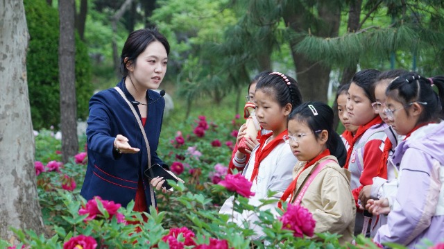 山东青岛：大中小学生共赴“花间思政课”(图1)
