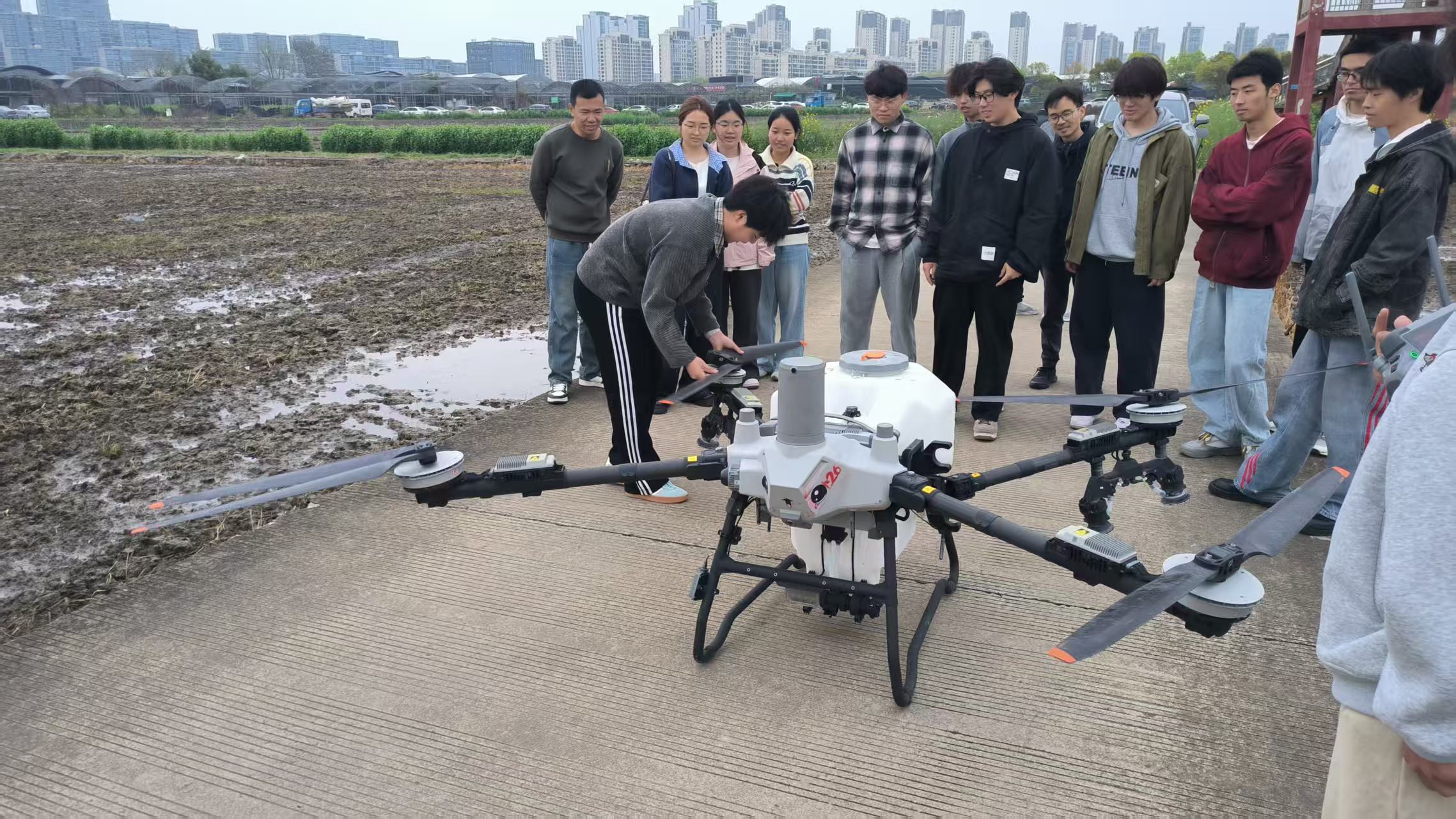 浙江工商职院学生对植保无人机桨叶进行调试 学校供图.jpg