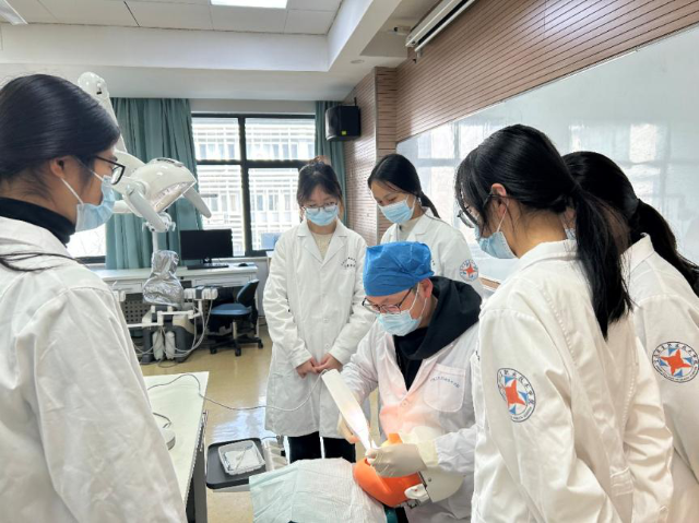 宁波卫生职业技术学院教师为学生进行口腔数字化扫描操作演示 学校供图.png