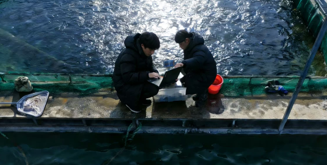 江万里学院信息与智能工程学院“智氧擎海”团队实地测试产品 学校供图.png