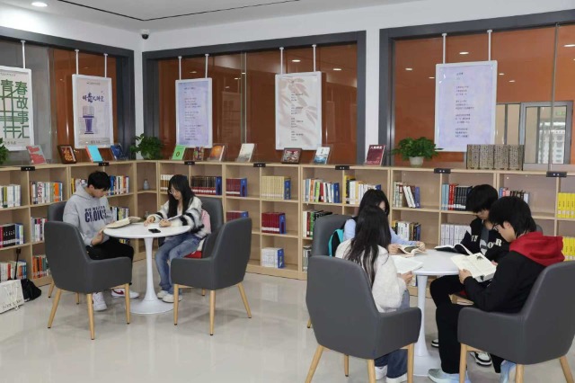 宁波城市职业技术学院学生在“城市书房”阅读 学校供图.jpg