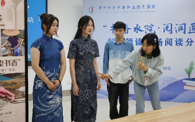教师在讲解豆染文化.JPG