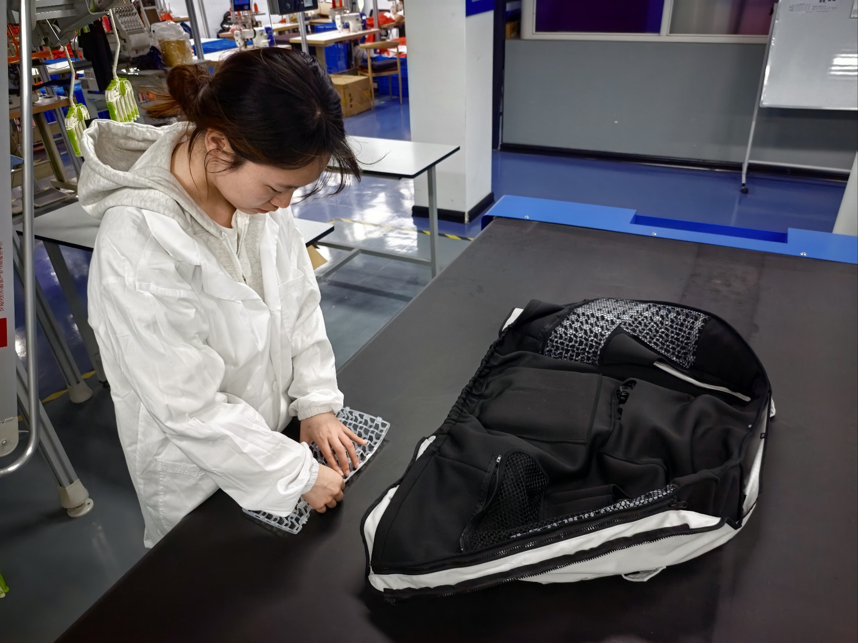 浙江纺织服装职业技术学院学生在整理防暑降温劳保服 学校供图.jpg