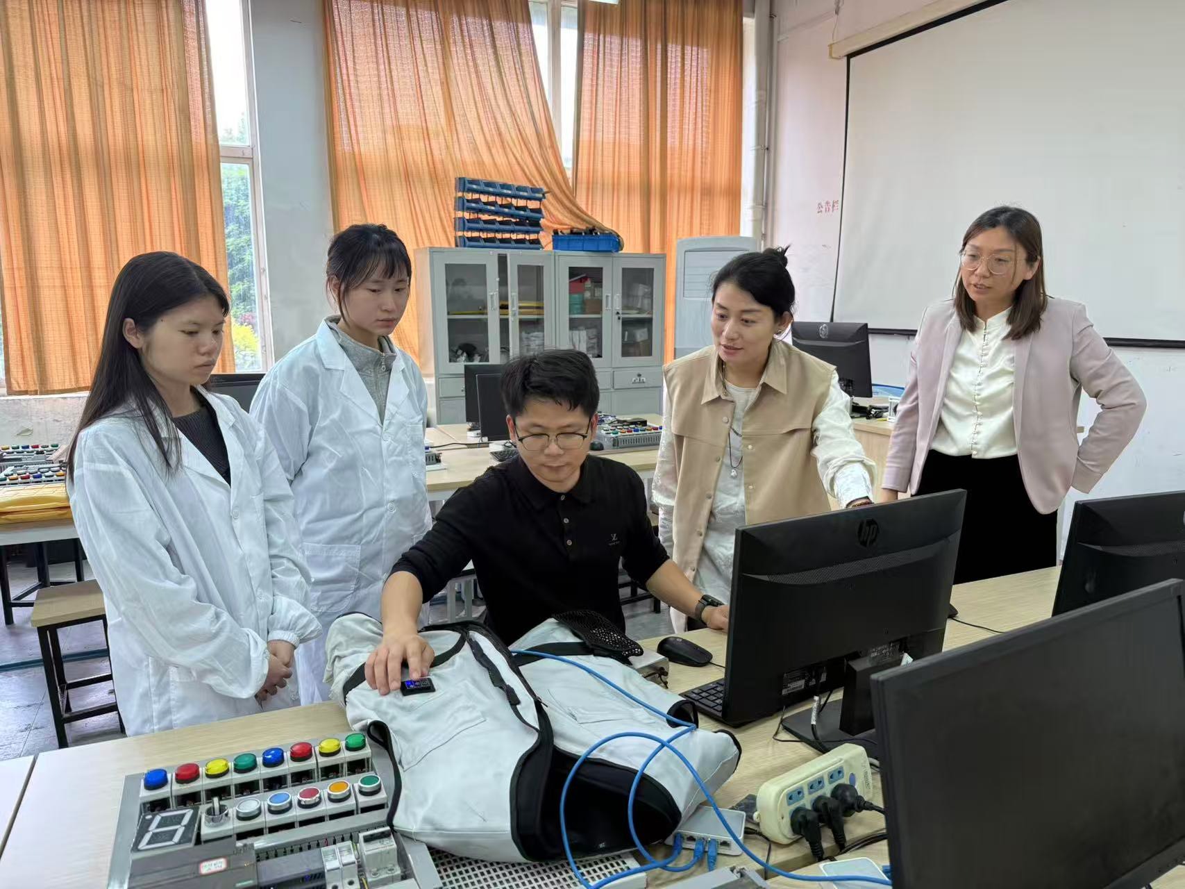 浙江纺织服装职业技术学院师生在调试防暑降温劳保服 学校供图.jpg