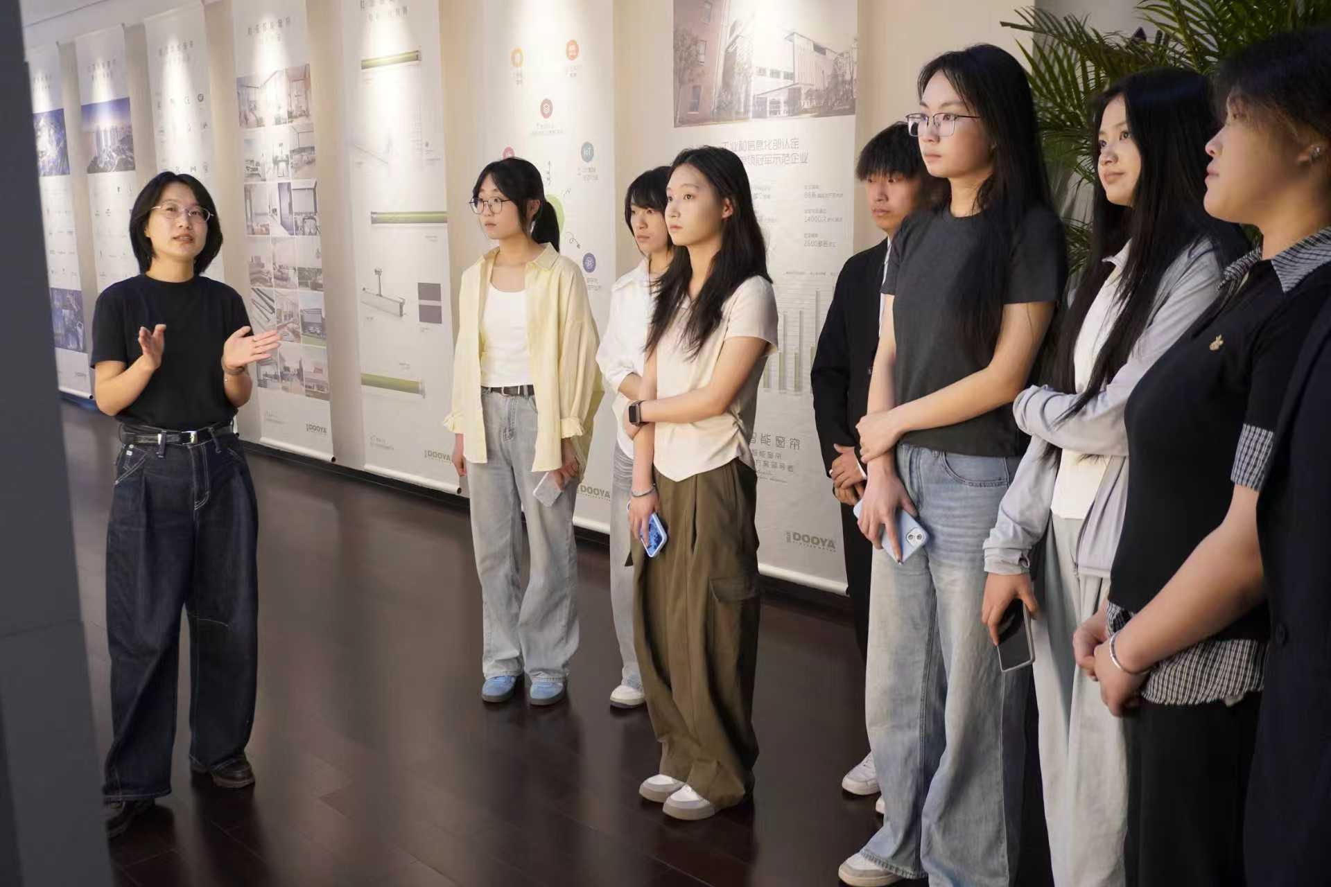 宁波职业技术大学组织学生走进企业开展就业对接活动 学校供图.jpg