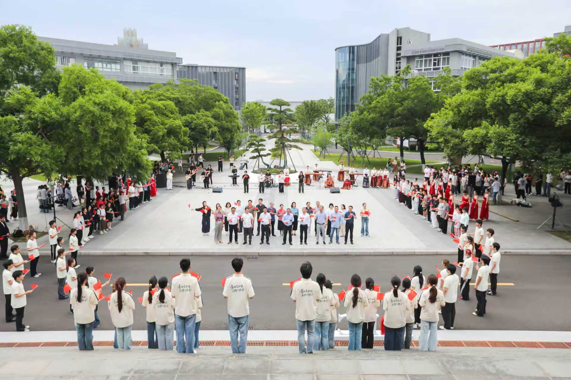 宁波城市职业技术学院师生同唱《我爱你，中国》学校供图.jpg