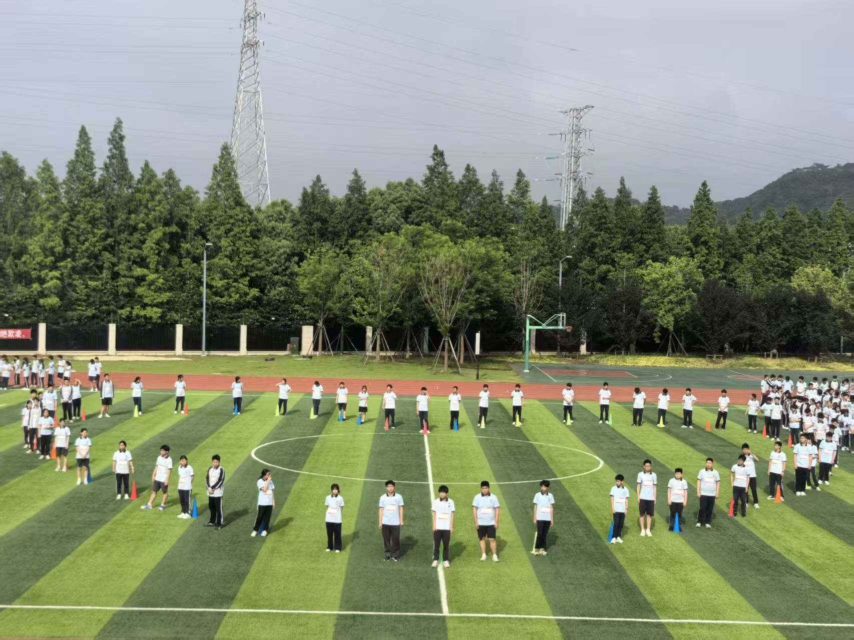 宁波卫生职业技术学院携手云龙镇中学开展的心理拓展活动拍拍操现场 学校供图.jpg
