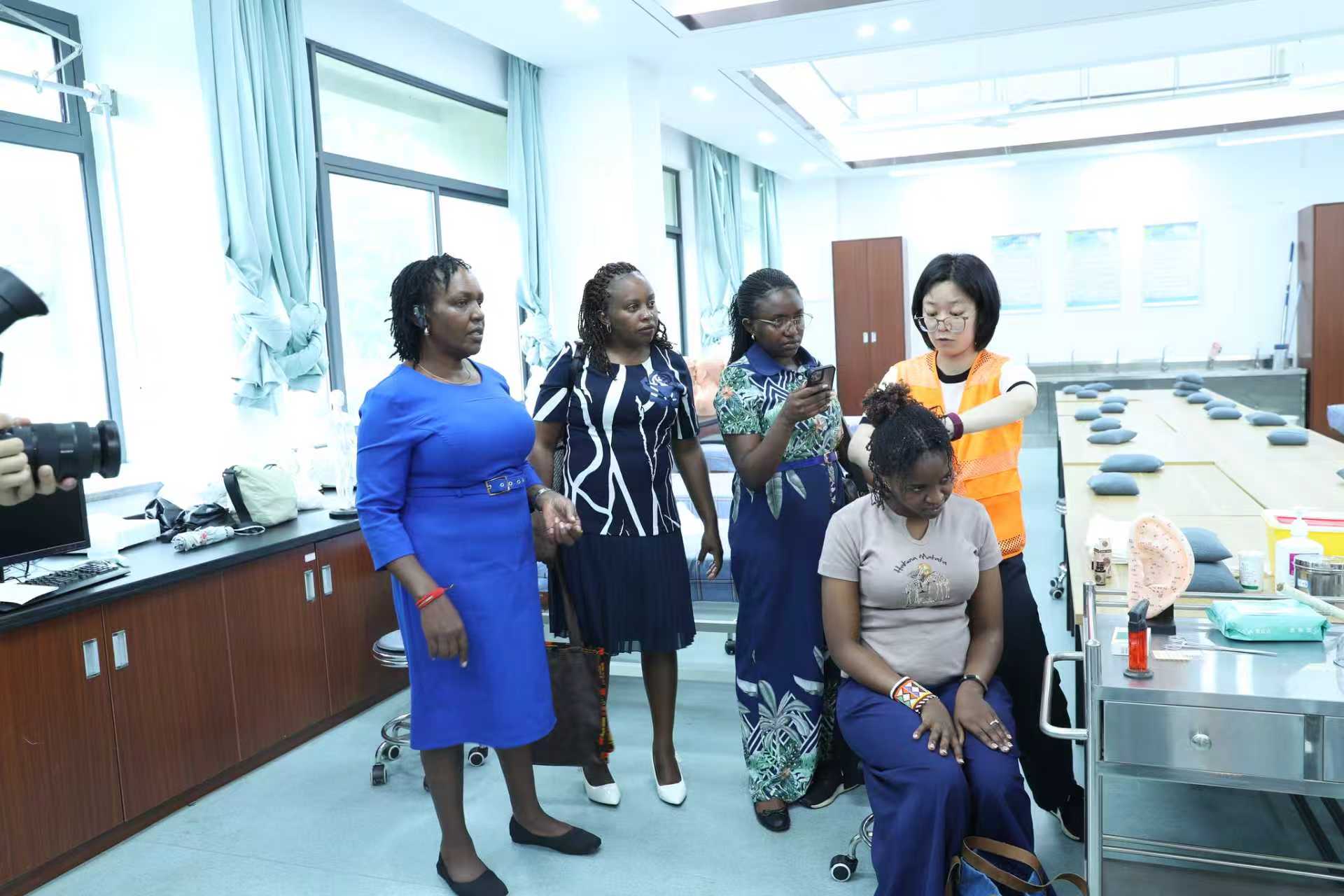 肯尼亚教师在宁波卫生职业技术学院培训 学校供图.jpg 肯尼亚教师在宁波卫生职业技术学院培训 学校供图.jpg