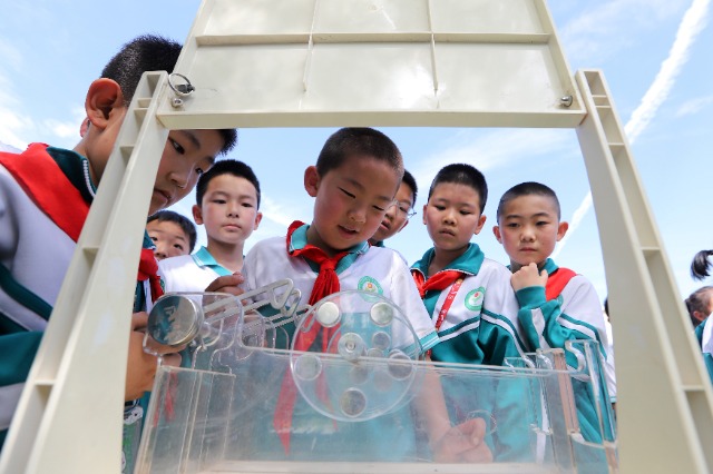 08——5月29日，甘肃省平凉市崆峒区西大街小学学生在第三届校园科技节暨三四五年级科技小发明小制作活动现场体验科技展品。.JPG