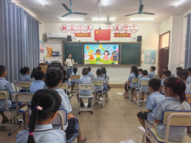 龙州县朝阳小学学生通过云端同步课堂与边境学生同上一节音乐课。（2）摄影：王晶.jpg