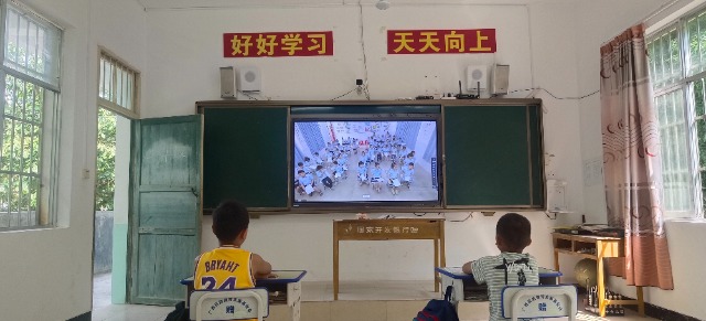 龙州县水口镇峒桂教学点的学生通过云端同步课堂与县城学生同上一节音乐课。摄影：黄西梅.jpg