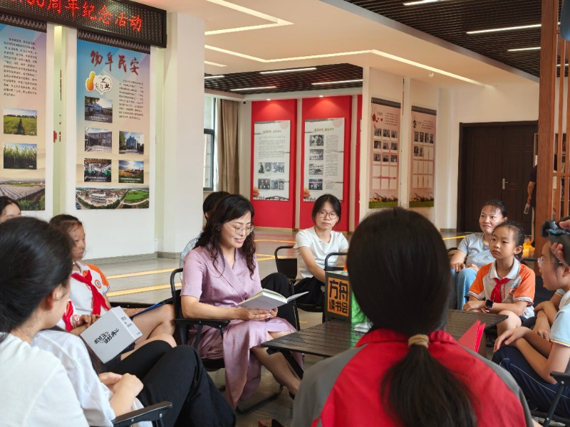 宁波卫生职业技术学院马克思主义学院院长陆晓莉领学《顾方舟传》学校供图.jpg