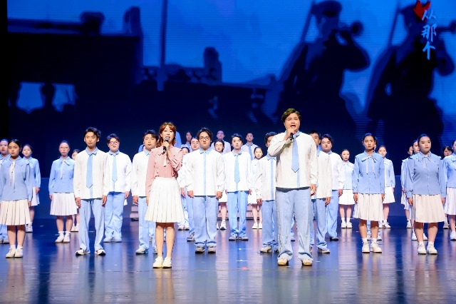演出现场合唱《松花江上》 学校供图.jpg