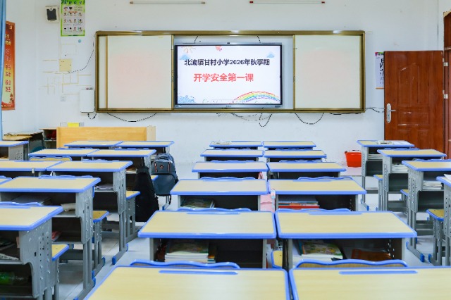 甘村小学新课桌已投入使用 梁俭摄.jpg