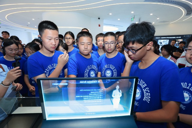 学生在人工智能体验馆操作体验交互设备。中国宋庆龄基金会供图
