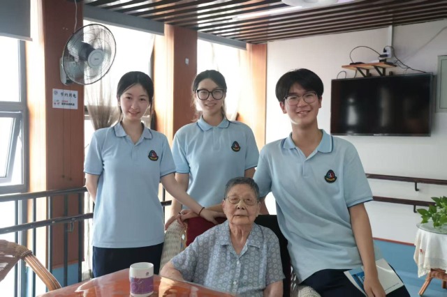 张平老师和宁波四中的学生们在一起 袁嘉怡 摄.jpg