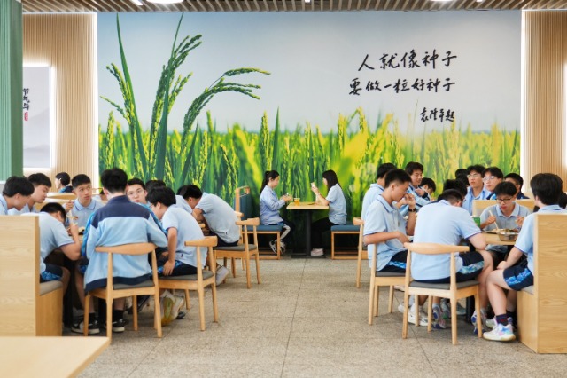 正始中学学生在“禾下”餐厅用餐 学校供图.jpg