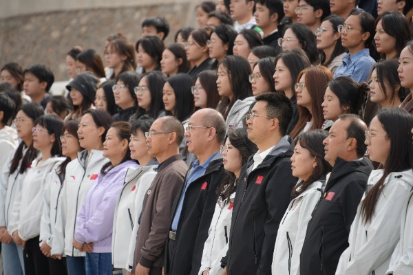 西北民族大学师生共同朗诵《七律·长征》.jpg 西北民族大学师生共同朗诵《七律·长征》.jpg