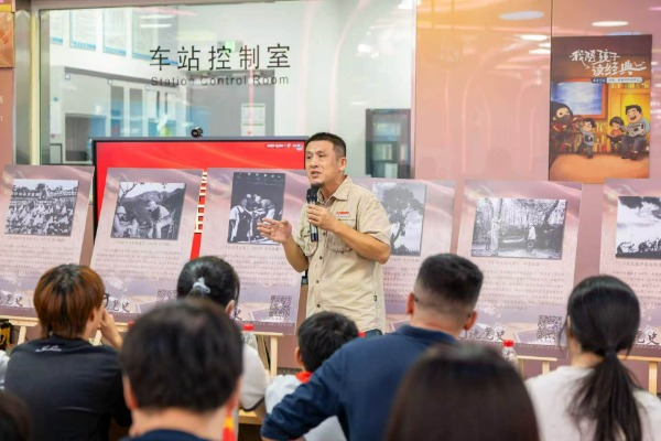 浙江万里学院文化与传播学院教师江城带来《图说党史》专题宣讲 学校供图.jpg