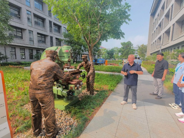 宁波市鄞州职业教育中心学校教师在匠迹园为学生讲解机械专业发展史 学校供图.jpg