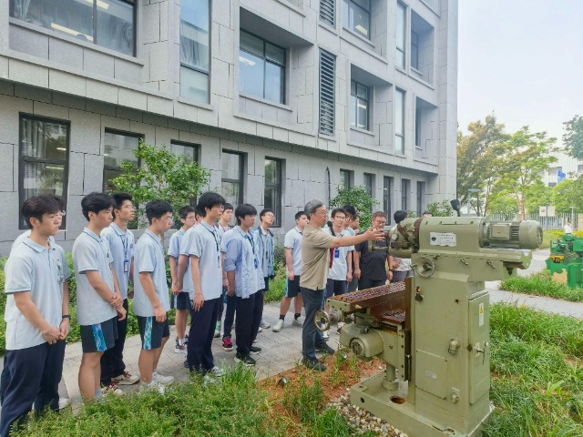 宁波市鄞州职业教育中心学校教师在匠迹园为学生讲解机械专业发展史 学校供图1.jpg