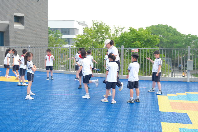 镇海区实验小学师生在“平台撒欢游戏区”跳皮筋 镇海区教育局供图.png
