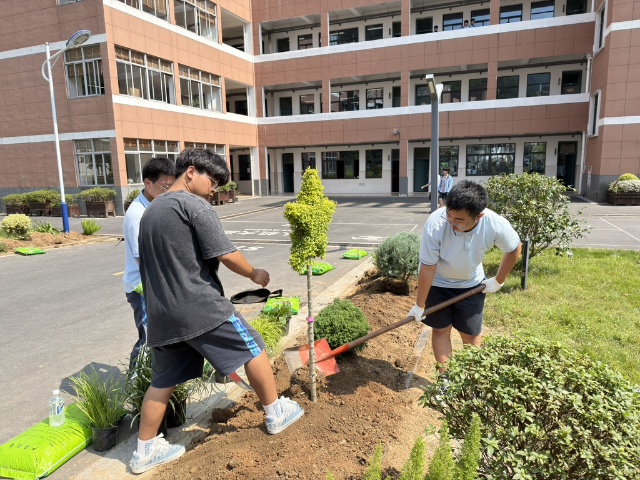 宁波市四明职业高级中学学生正在改造校园绿地 学校供图 (2).png
