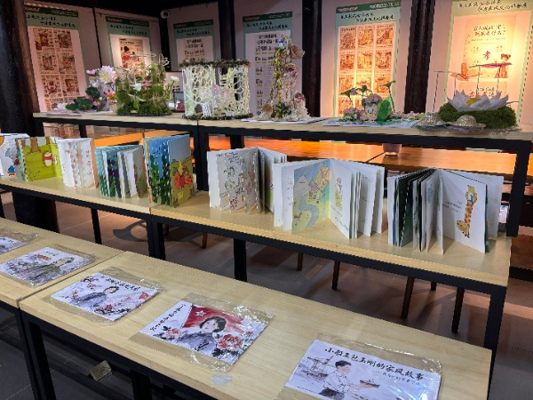 宁波财经学院师生原创绘本和主题海报在宁波家风馆展出 学校供图.jpg