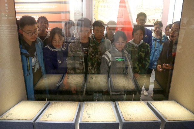 13——参观革命历史文物.JPG 13——参观革命历史文物.JPG