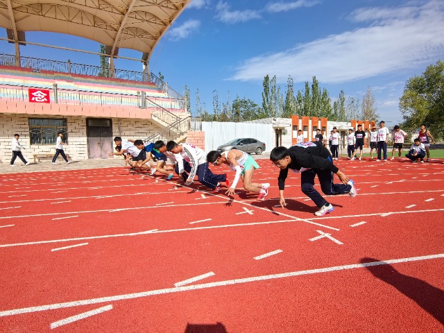 山丹一中学生参加秋季运动会100米短跑比赛.jpg