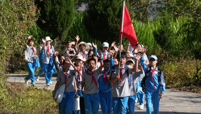 隆阳区瓦窑镇中心学校组织500余名师生开展“访将军故里 砺少年身心”徒步研学活动2 （隆阳区瓦窑镇中心学校供图）.jpg