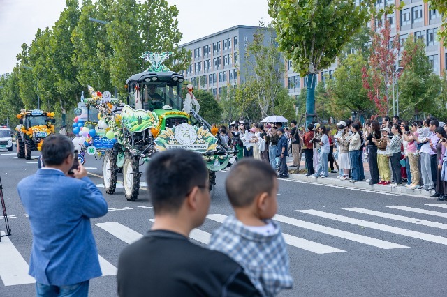 观众观看花车巡游.jpg