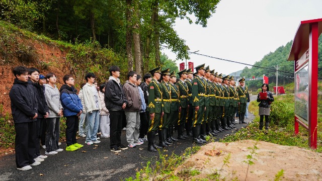 贵州工贸职业学院师生在“功臣村”宣传栏前听取讲解员讲解。 (3).jpg