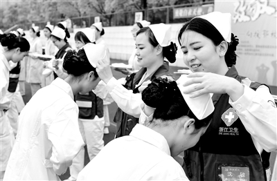 浙江湖州中等卫生专业学校：“授帽传烛”迎护士节