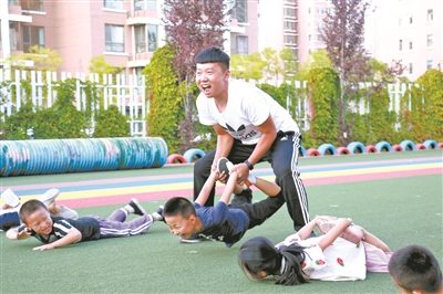 男幼师为何选择“抱团发展”