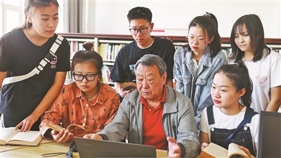 银发苍苍,奔赴下一场山海