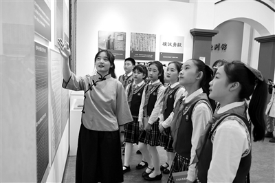武汉中学：课堂吹拂“红色风”