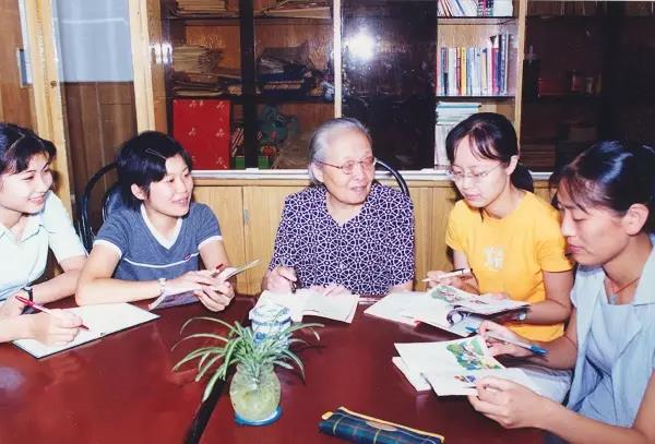 94岁的袁瑢老师,昨天走了…她把孩子们举得高